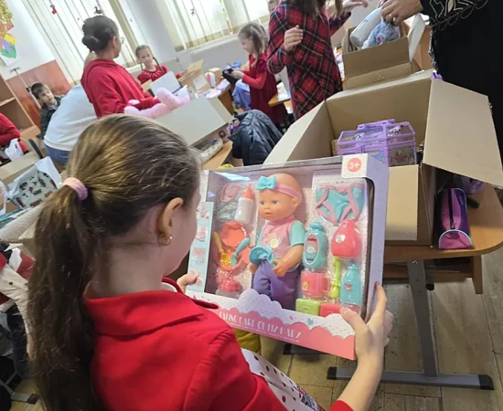 Bucurie și lumină pentru cei mici din comuna Râca, UCB Pitești galerie